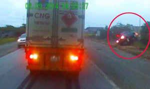 Clip: Ôtô vượt trái mất lái đâm cột mốc