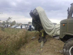 Video: Xe tải vào cua, rớt xe tăng xuống đường