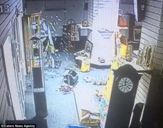 Rùng rợn clip tủ kính tự vỡ tan trong phòng trống