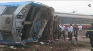 Va chạm với container, đầu tàu hỏa văng khỏi đường ray