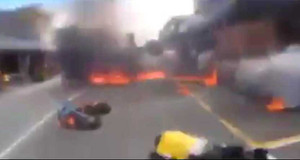 Tay đua ngã nhào môtô mài đường gây hỏa hoạn kinh hoàng