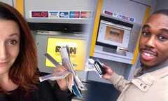 Quảng cáo, máy ATM biếu 10.000 bảng cho khách