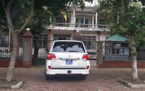 Trưởng ban Quản lý Khu kinh tế đi xe sang biển xanh giả