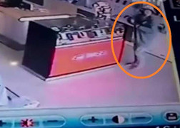 Nhờ nạp thẻ rồi ra tay trộm điện thoại trong cửa hàng