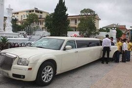 Limousine Chrysler 300 màu trắng sứ gây sốt thành Vinh
