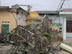 Cột ăng ten truyền hình cao 80m đổ sập, gãy vụn