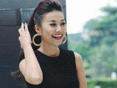 Thanh Hằng bị fans vây kín tại trung tâm thương mại