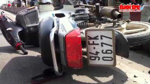 Chạy xe máy vào làn ôtô bị xe tải kéo lê trên đường