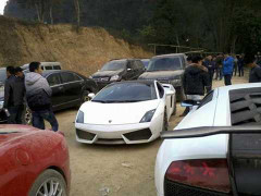 Lái thuê siêu xe, nghề bấp bênh cưỡi trên tiền tỷ