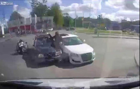 Vượt đèn đỏ, thanh niên đi môtô bị hất văng kẹp giữa 2 nóc ôtô