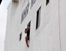 Gần 6 giờ giải cứu thanh niên đòi nhảy lầu tự tử