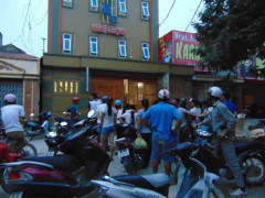 Nữ sinh viên chết trước quán karaoke: Nghi can là người yêu