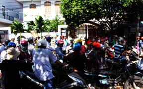 Bé 4 tuổi khóc thảm thiết bên thi thể mẹ và cha thoi thóp