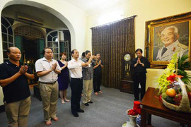 Dòng người trở về, tìm lại bóng hình của vị tướng hiền