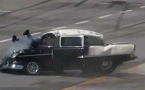 Ôtô mất lái, tài xế văng khỏi kính chắn gió