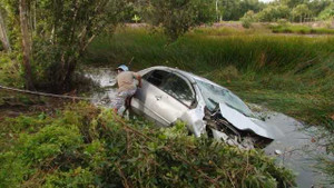 Gia đình bác sĩ chết trên ôtô: Truy tìm tài xế không cứu người