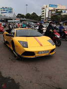 Lamborghini kích gầm thay bánh giữa phố đông Sài Gòn