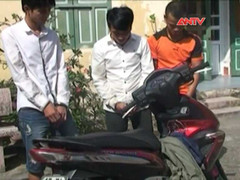 Clip: Đột nhập trạm y tế, phá khóa cướp xe máy