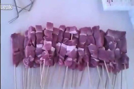 Cách xiên thịt hàng loạt nhanh, đều cực sáng tạo