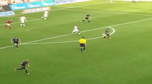 Bàn thắng 'siêu phẩm' từ cự ly 83 mét