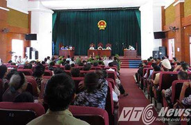 Hành hung chủ tịch xã, nhiều bị cáo hầu tòa