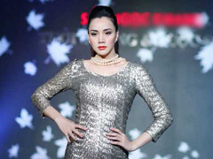 Trang Nhung lộ eo bánh mì trên sàn catwalk