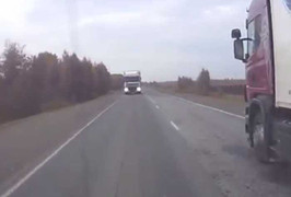 Video: Vượt liều tốc độ cao, xe hơi lộn nhào như xiếc