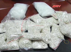 Clip: 'Nữ quái' ôm 10 tỷ đồng ma túy đá vượt biển