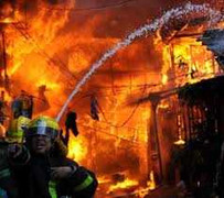 Clip: Dân phá cửa, giải cứu cụ già mắc kẹt trong nhà cháy