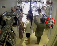 Nữ quái bịt mặt kín mít trộm iPhone 6 trong shop quần áo