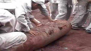 Clip: Phát hiện bom nặng nửa tấn nổi trên mép sông