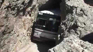 Thót tim xem tài xế lách xe qua khe núi