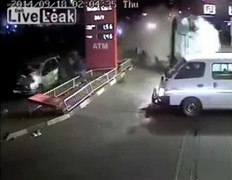 Clip: Xe 'điên' mất lái gây tai nạn thảm khốc ở cây xăng