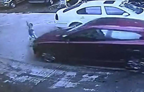 Bị ôtô đâm trực diện, bé trai 3 tuổi đứng dậy chạy 'phăm phăm'