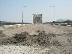 Tạm ngừng lưu thông cầu huyết mạch từ Bắc vào Nam