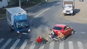 Video: Chết hụt với tai nạn trời ơi giữa ngã ba đường