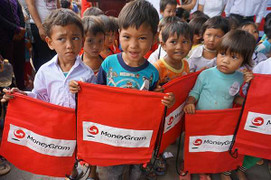 Trẻ em nghèo Quảng Nam không còn phải mặc áo mưa đi học