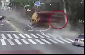 Clip: Xe tải đi giật lùi, gây tai nạn kinh hoàng