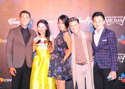 Đàm Vĩnh Hưng mang con gái nuôi và 'gái bán hoa' ra Hà Nội