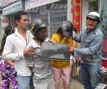 Cướp Macbook, Iphone táo tợn giữa Sài Gòn