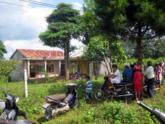 Thi thể cháy đen trong hội trường thôn