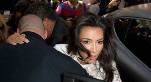 Quá gợi cảm, cô Kim 'siêu vòng ba' bị tấn công