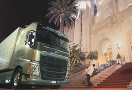 Video: Xe tải chở người đẹp lên thảm đỏ như xe sang