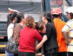 Ngất lịm bên xác con thơ ở hiện trường tai nạn