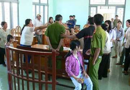 Phiên tòa náo loạn vì một con rắn phóng ra tấn công