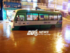 Mưa lớn, người Sài Gòn lại bì bõm 'lội sông'