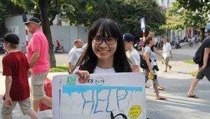 Nữ sinh xinh xắn với dự án 'chim cánh cụt xin rác'