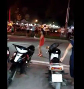 Clip: Thiếu nữ say rượu nhảy múa điên cuồng giữa phố