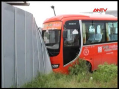 Xe khách lao vào hàng chục công nhân đang nghỉ trưa