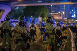 Khu trung tâm Hong Kong tê liệt vì biểu tình